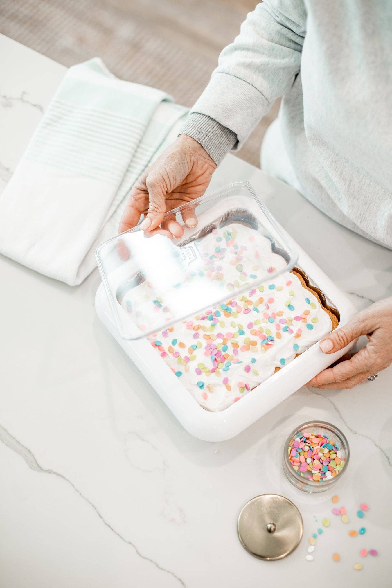 Square Set - 8 x 8 Pan Frame w/ Lid & Serving Spoon - White